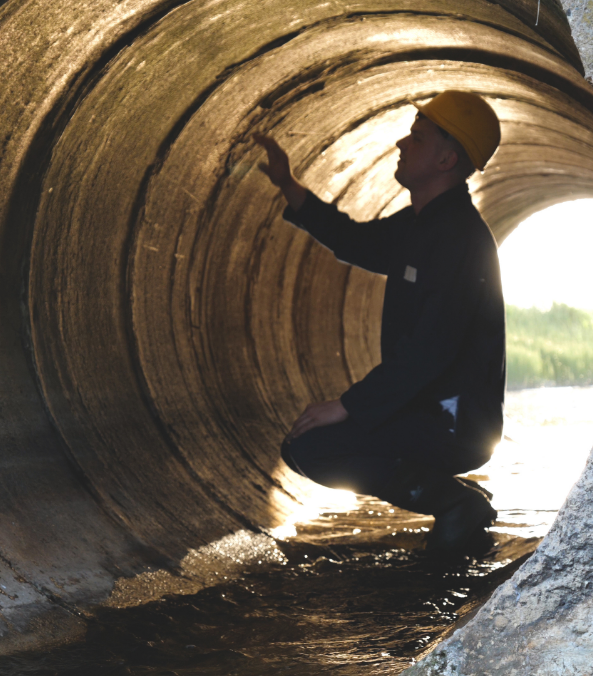 Technicien SARS inspectant un ouvrage hydraulique